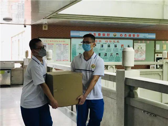 直击广州广雅中学返校的第一天｜每位师生一个复学爱心包  疫情相关 第9张