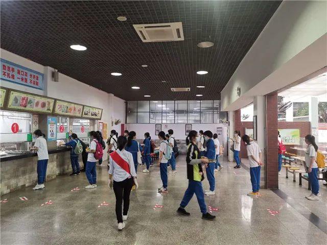 直击广州广雅中学返校的第一天｜每位师生一个复学爱心包  疫情相关 第24张
