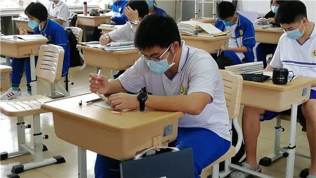 直击广州广雅中学返校的第一天｜每位师生一个复学爱心包  疫情相关 第19张