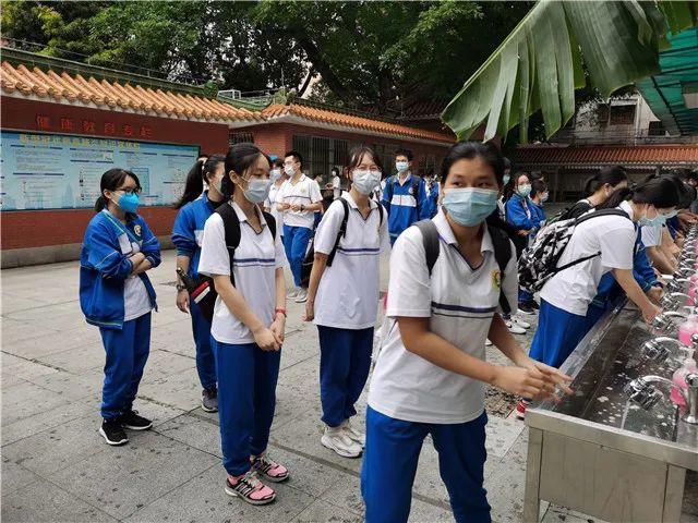 直击广州广雅中学返校的第一天｜每位师生一个复学爱心包  疫情相关 第22张