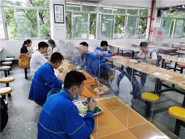 直击广州广雅中学返校的第一天｜每位师生一个复学爱心包  疫情相关 第23张
