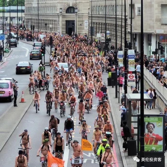 伦敦举办2022世界裸骑日活动 鼓励低碳环保出行  英国留学 第3张