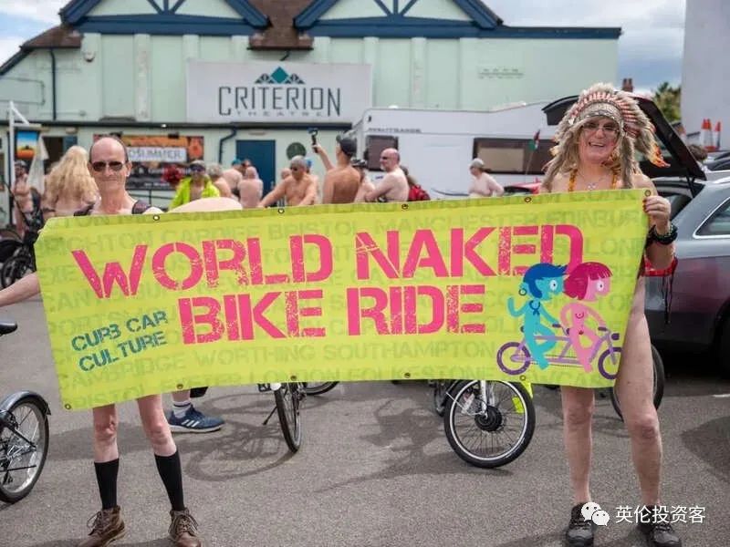 伦敦举办2022世界裸骑日活动 鼓励低碳环保出行